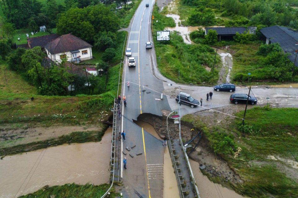 permbytje-ne-serbi,-evakuohen-rreth-300-persona