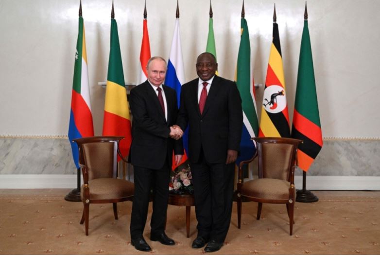 lufta-ne-ukraine-duhet-te-perfundoje,-i-thote-putinit-presidenti-i-afrikes-se-jugut