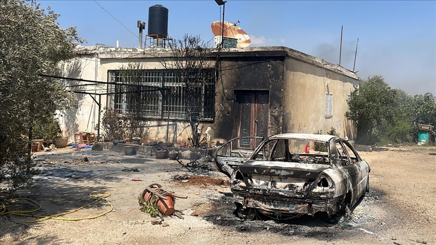 kolonet-hebrenj-dogjen-shtepite-dhe-automjetet-e-palestinezeve-ne-bregun-perendimor