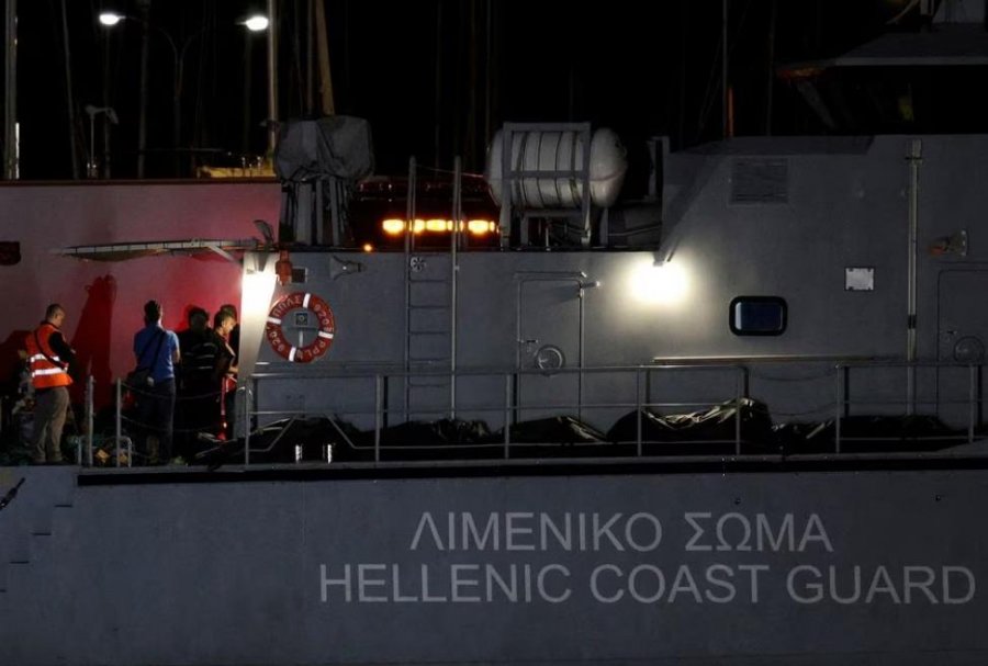 tragjedia-e-emigranteve-ne-greqi:-litari-i-rojes-bregdetare-e-permbysi-barken-e-mbingarkuar