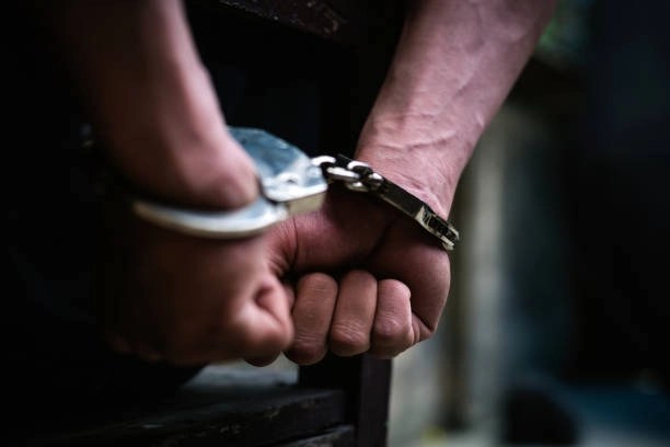 arrestohet-nje-burre-ne-fushe-kosove,-bashkejetoi-me-nje-vajze-nen-16-vjec