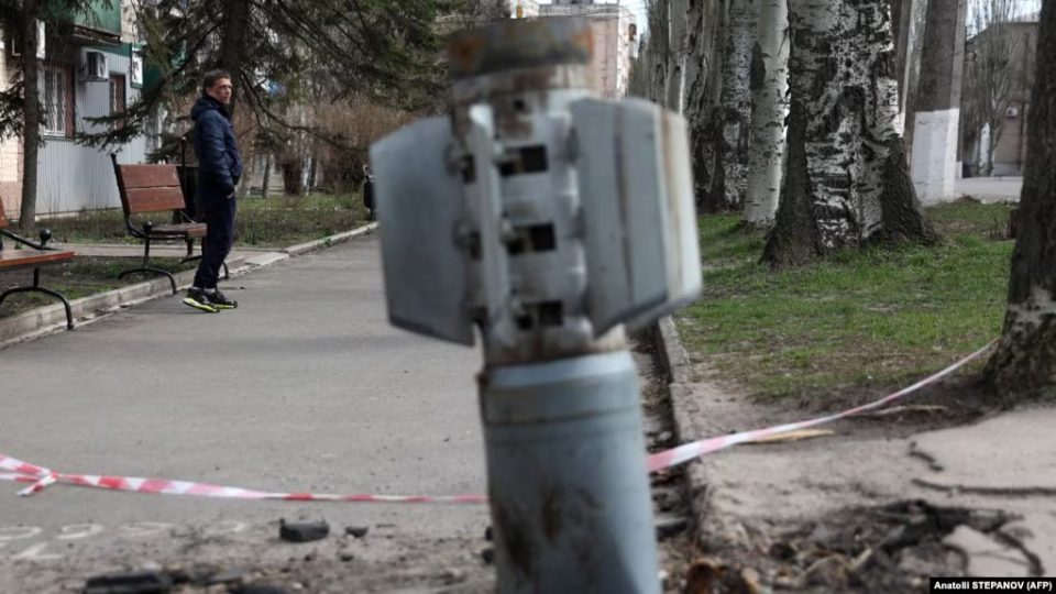 hrw:-ukraina-dhe-rusia-te-ndalojne-perdorimin-e-bombave-therrmuese