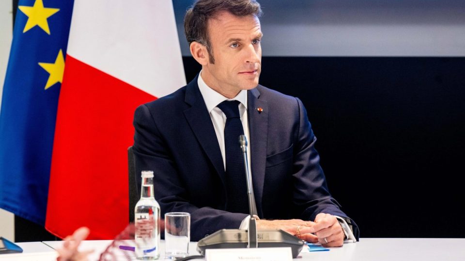 presidenti-francez-perballet-me-kritika-nga-opozita-per-thirrjen-per-bllokimin-e-mediave-sociale