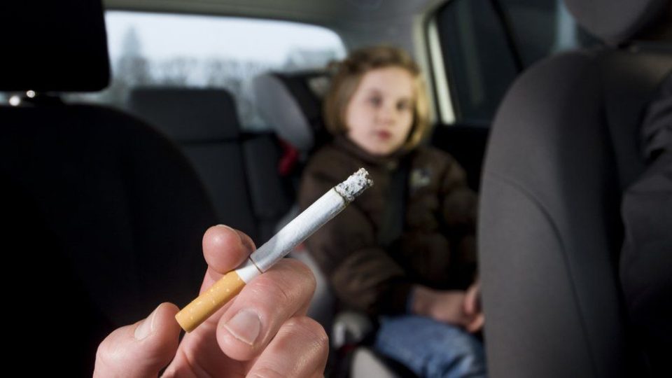 gjermania-ndalon-duhanin-ne-automjetet-me-femije