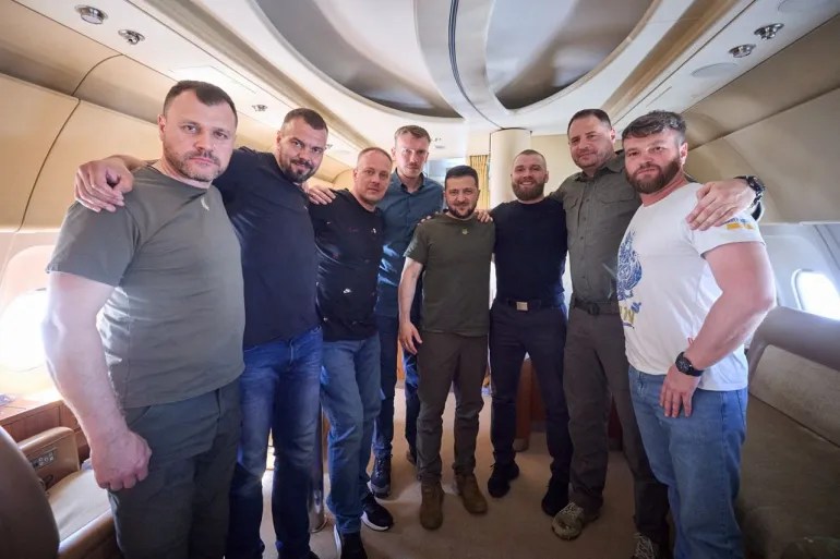 zelenskyy-kthehet-nga-turqia-bashke-me-ish-komandantet-ukrainas-qe-luftuan-ne-mariupol-–-video
