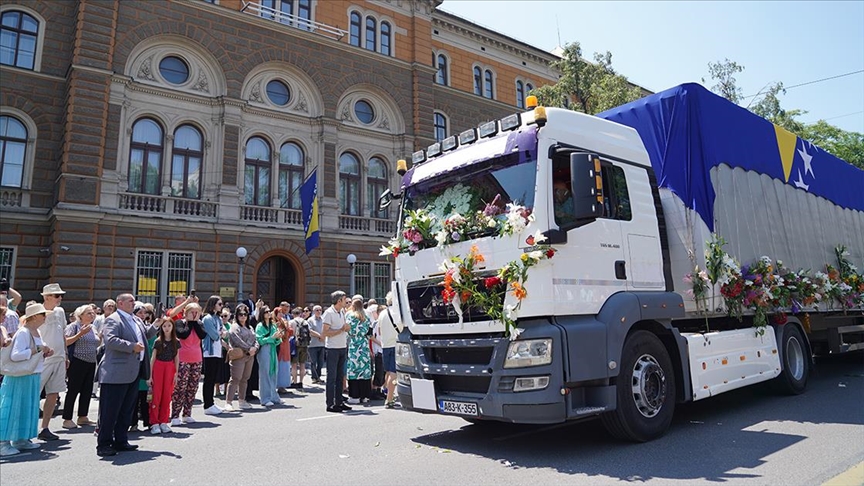 qytetaret-e-sarajeves-nderuan-kolonen-me-arkivolet-e-viktimave-te-gjenocidit-ne-srebrenice-–-video