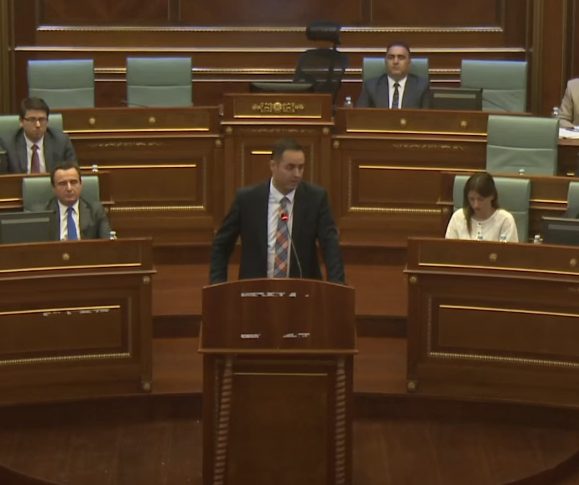 konjufca-i-fton-deputetet-ta-tejkalojne-perleshjen-e-te-vazhdojne-seancen-plenare
