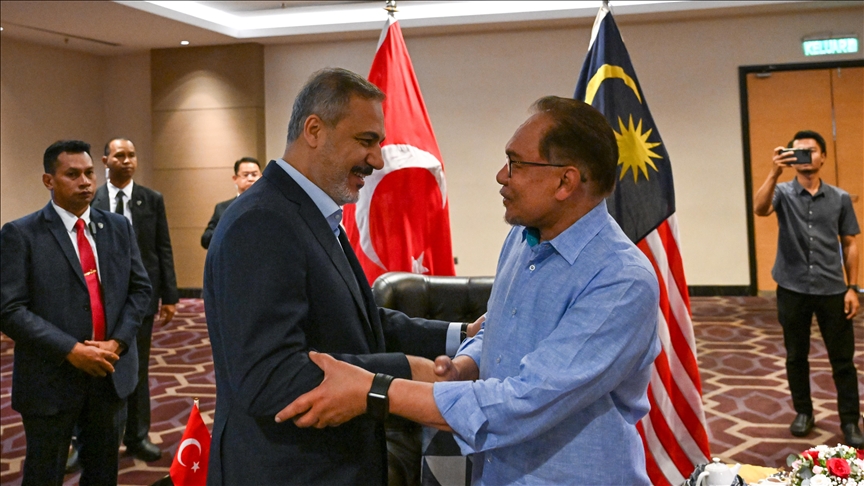 ministri-i-jashtem-turk,-fidan-takohet-me-kryeministrin-e-malajzise
