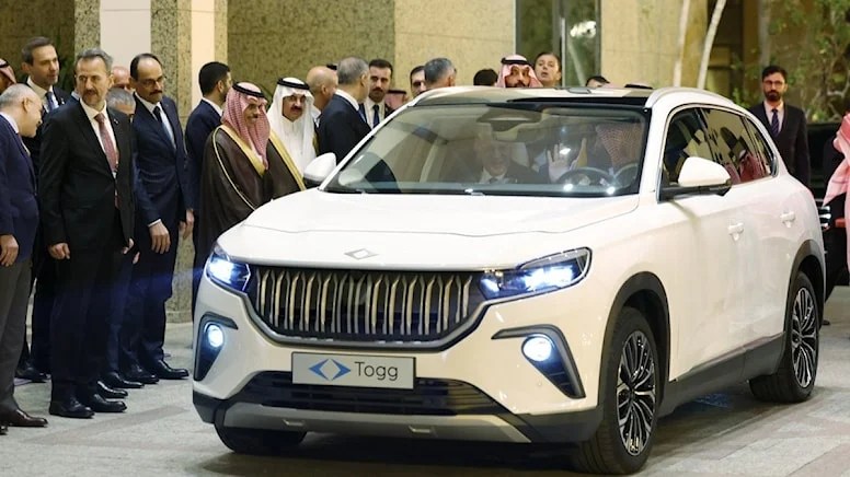 presidenti-turk-i-dhuron-togg-princit-saudit-te-kurores