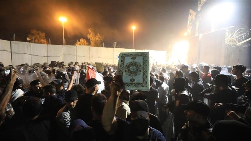 irak,-protestuesit-dogjen-pjese-te-ambasades-se-suedise-per-shkak-te-djegies-se-kuranit