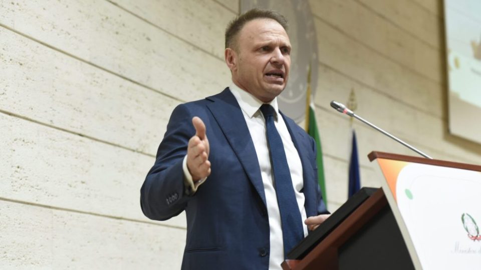 italia-vendi-i-pare-qe-ndalon-ushqimet-sintetike