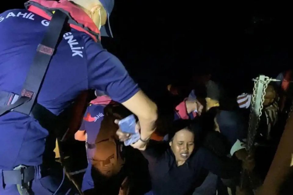 40-migrante-te-parregullt-shpetohen-nga-roja-bregdetare-turke-ne-brigjet-e-egjeut-te-turqise