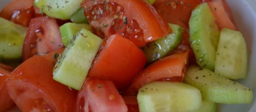 kurre-mos-hani-kastraveca-dhe-domate-ne-te-njejten-sallate