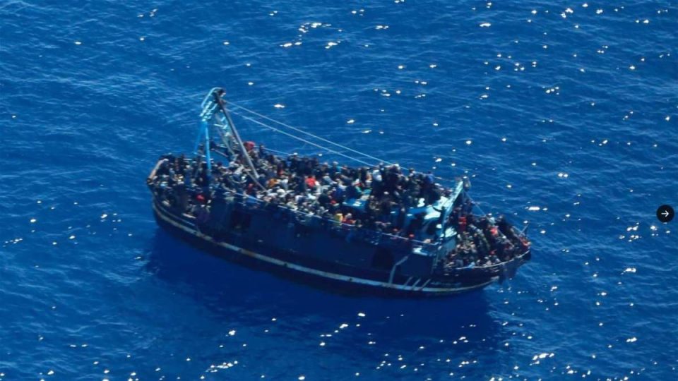 greqi-–-roja-bregdetare-shpeton-rreth-100-migrante,-tre-kontrabandiste-arrestohen