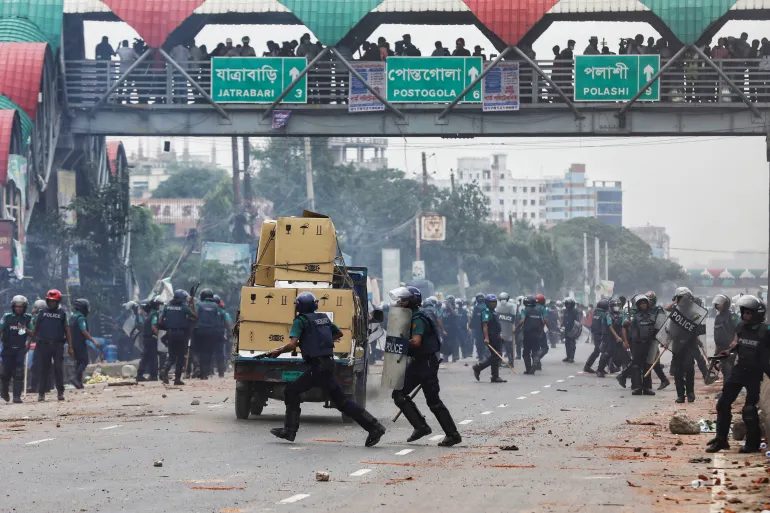 policia-ne-bangladesh-u-perlesh-me-protestuesit-qe-kerkonin-doreheqjen-e-kryeministrit-–-video