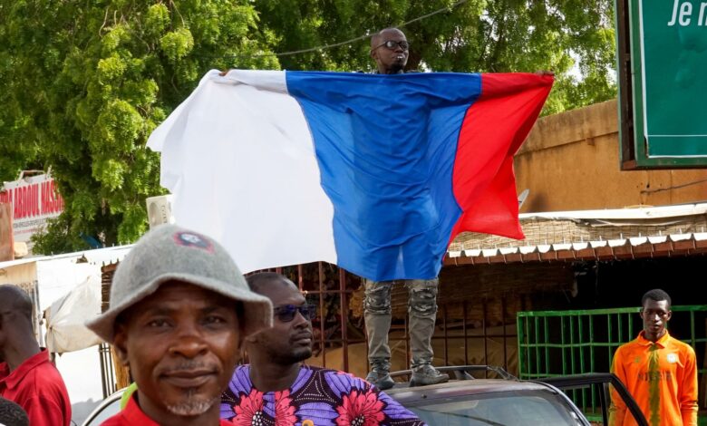 niger:-protestuesit-sulmojne-ambasaden-franceze,-valevisin-flamuj-ruse-–-video