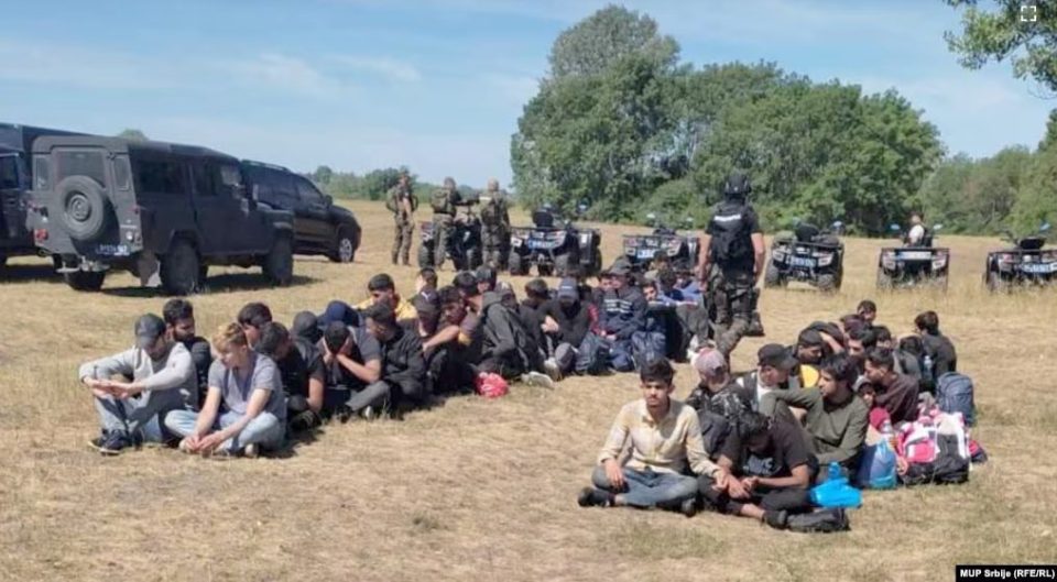 policia-serbe-gjen-migrante-dhe-arme-ne-kufirin-me-hungarine