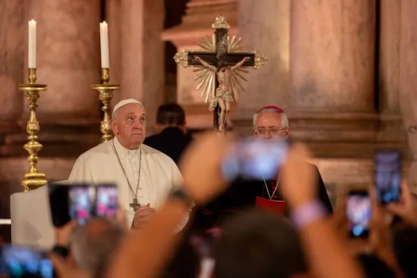 papa-takohet-me-viktimat-e-abuzimit-seksual-nga-kleriket