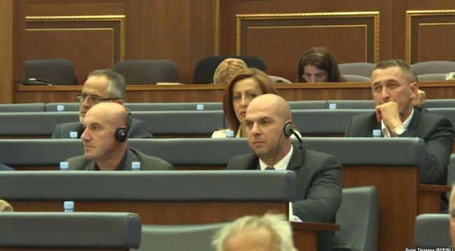 125-mije-euro-paga-per-10-deputetet-serbe-qe-shkuan-vec-nje-dite-ne-kuvend