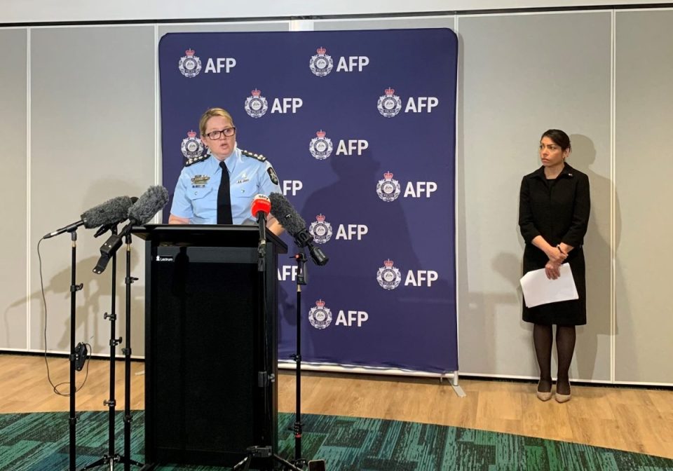 abuzonin-me-femijet-dhe-i-shperndanin-fotot,-19-te-arrestuar-ne-australi