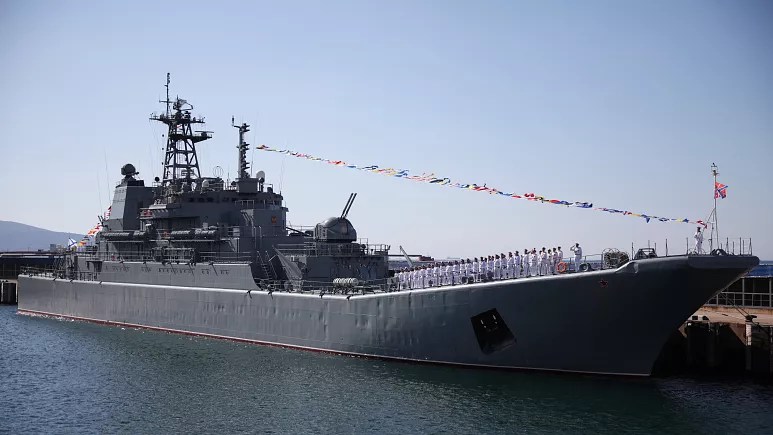 anija-luftarake-ruse-hap-zjarr-paralajmerues-ndaj-anijes-se-mallrave-ne-detin-e-zi