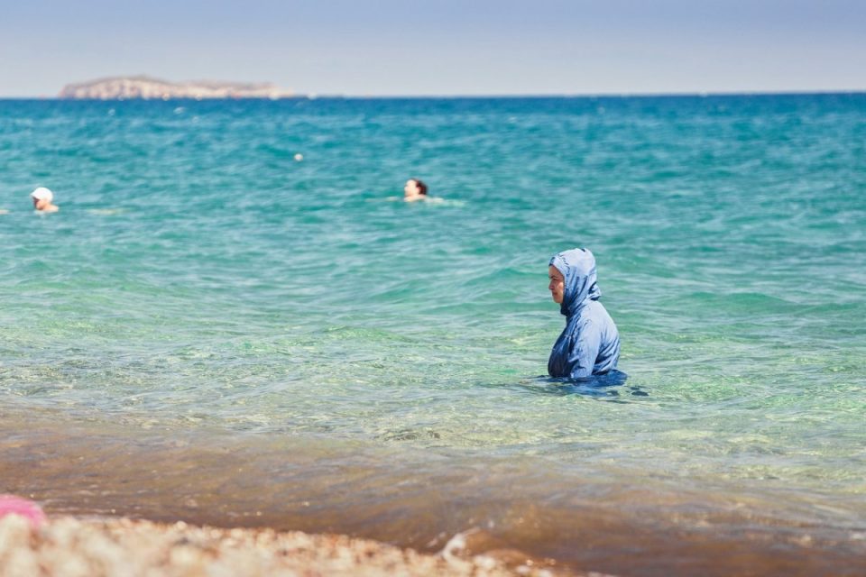 grate-muslimane-me-burkini-nuk-lejohen-te-notojne-ne-veri-te-italise
