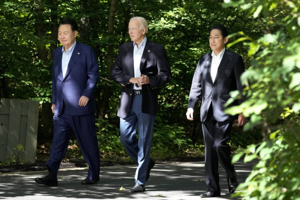 shba-ja,-japonia-dhe-koreja-e-jugut-zgjerojne-lidhjet-e-sigurise-ne-samitin-historik-te-“camp-david”