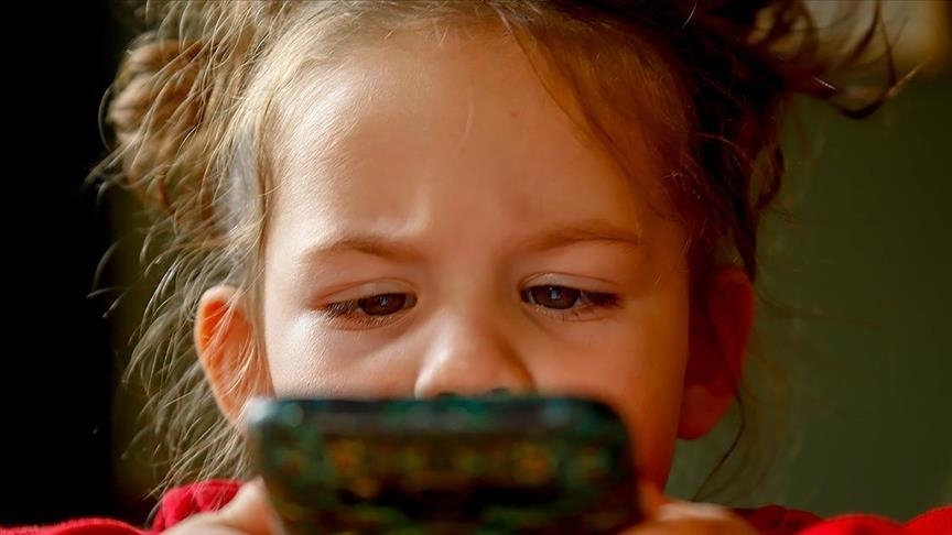telefonat-celulare-rrisin-rrezikun-e-miopise-tek-femijet