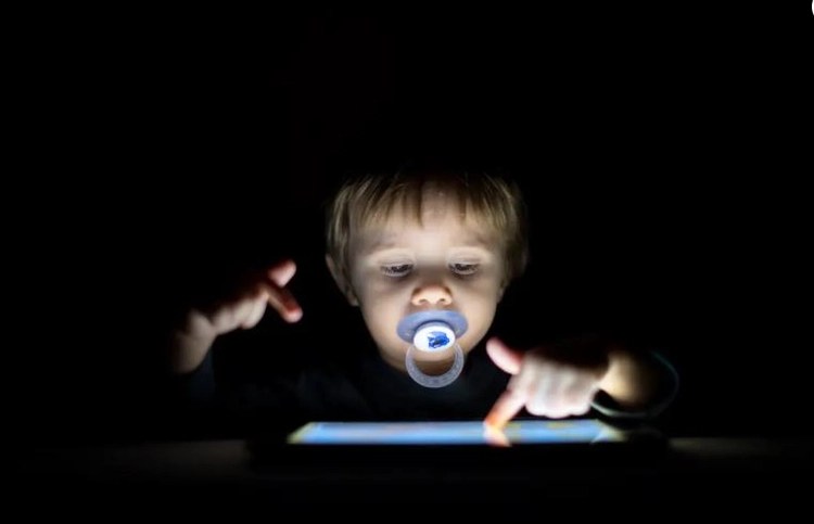 studimi-konfirmon:-femijet-qe-kalojne-kohe-para-ekraneve-kane-vonesa-ne-zhvillim
