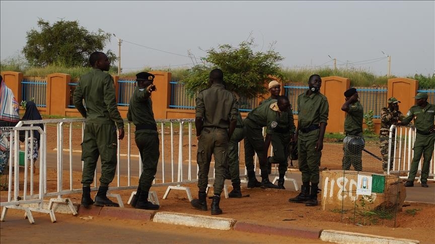 autoritetet-e-nigerit-ia-nderprene-energjine-dhe-ujin-ambasades-franceze