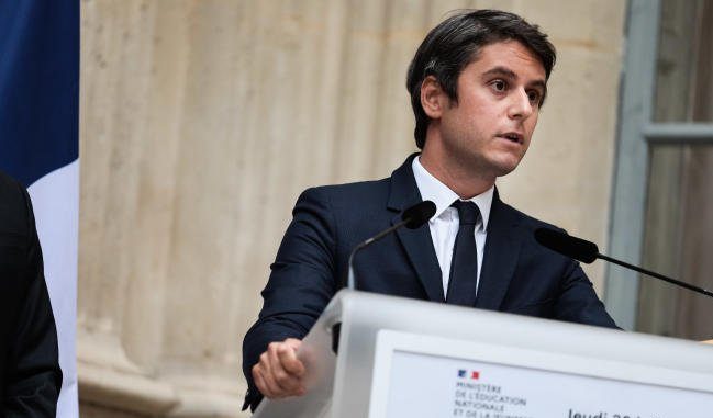 ministri-francez:-mbi-500-shkolla-jane-nen-vezhgim-per-ndalimin-e-abayas-tek-nxeneset-myslimane