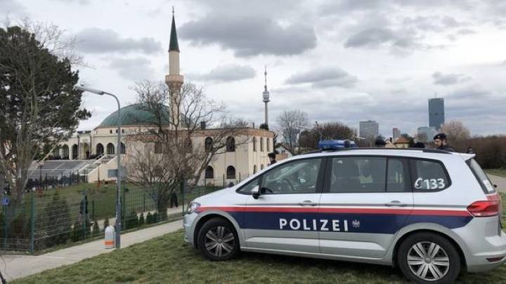 policia-austriake-ka-gjetur-koken-e-derrit-te-varur-ne-deren-e-xhamise