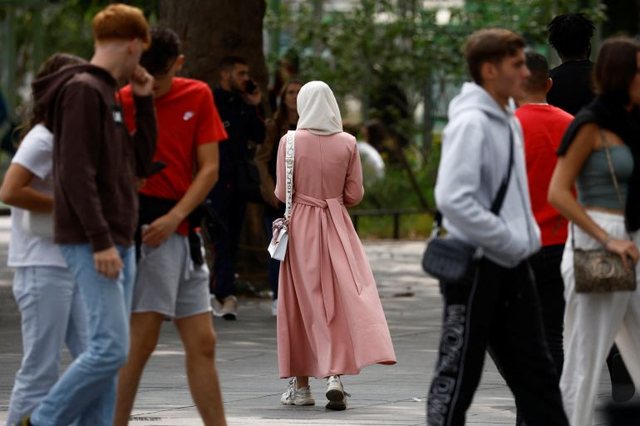 ‘politika-islamofobike’:-shkolla-e-mesme-franceze-hyn-ne-greve-per-ndalimin-e-hixhabit