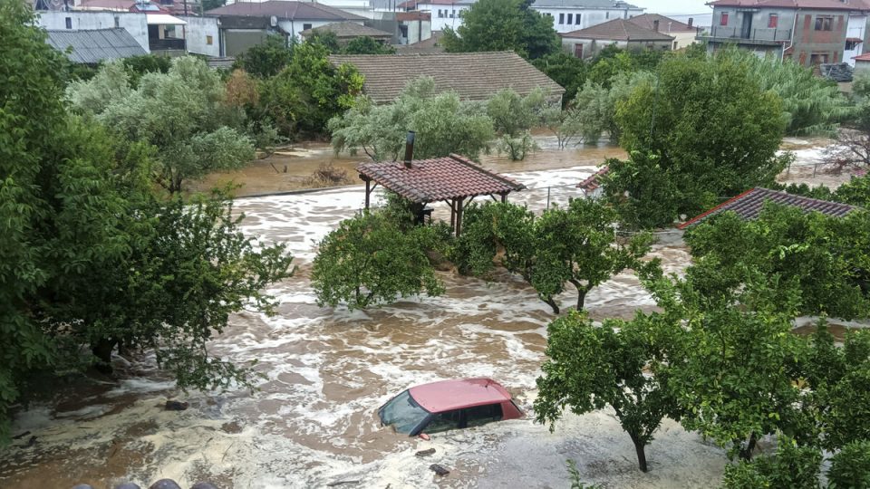 greqi-–-ujerat-e-permbytjeve-terhiqen,-me-shume-viktima-pritet-te-raportohen