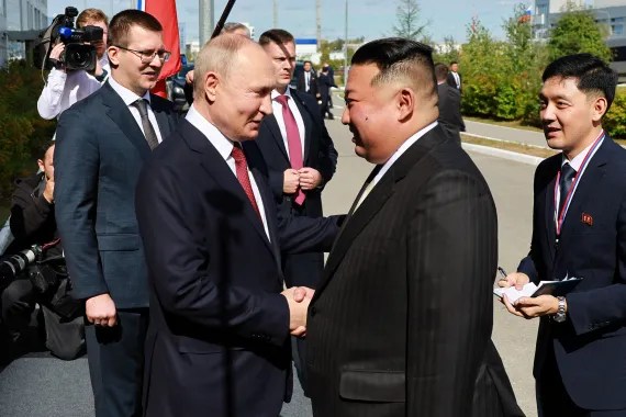 “me-vjen-mire-qe-ju-shoh”,-putin-takohet-me-kim-jong-un-ne-qendren-hapesinore-ruse