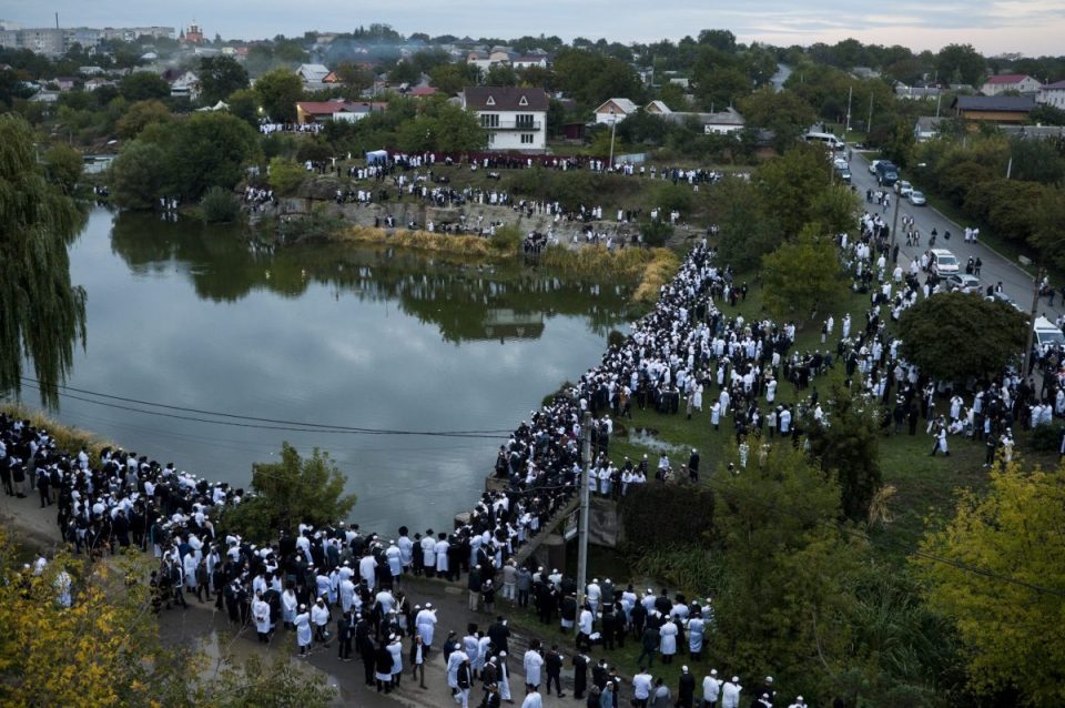 pavaresisht-luftes,-qyteti-ukrainas-pret-30-000-pelegrine-hebrenj