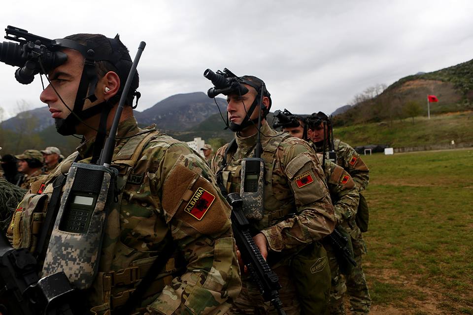 nuk-ndalet-shqiperia:-rrite-ndjeshem-ushtrine
