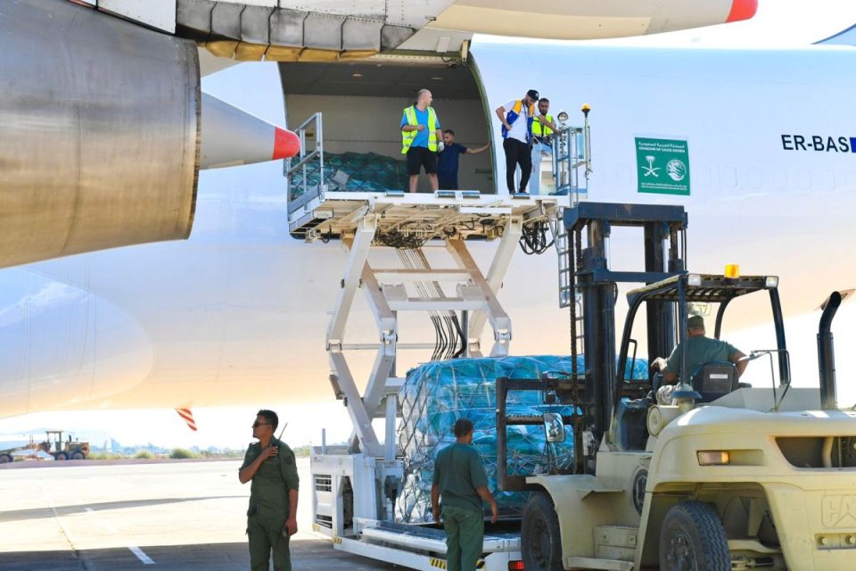 arabia-saudite-dergon-avionin-e-pare-te-ndihmes-ne-libine-e-goditur-nga-permbytjet