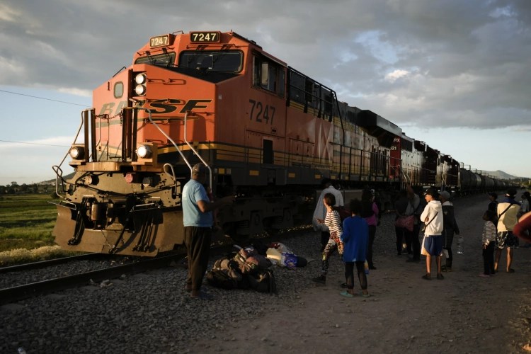 kalimi-ne-shba,-ndalen-trenat-ne-qytetin-kufitar-te-meksikes-shkaku-i-emigranteve