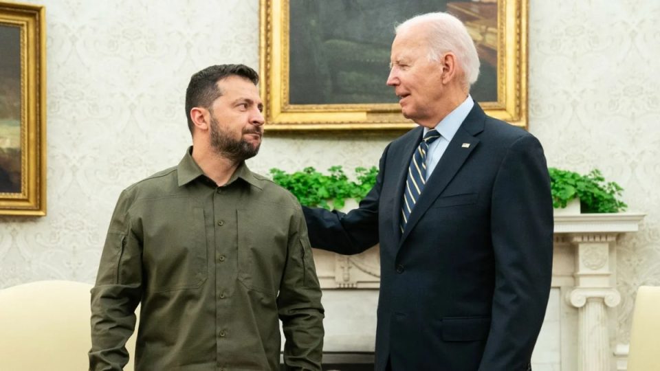 biden-e-siguron-zelenskyn-lidhur-me-mbeshtetjen-globale-per-ukrainen