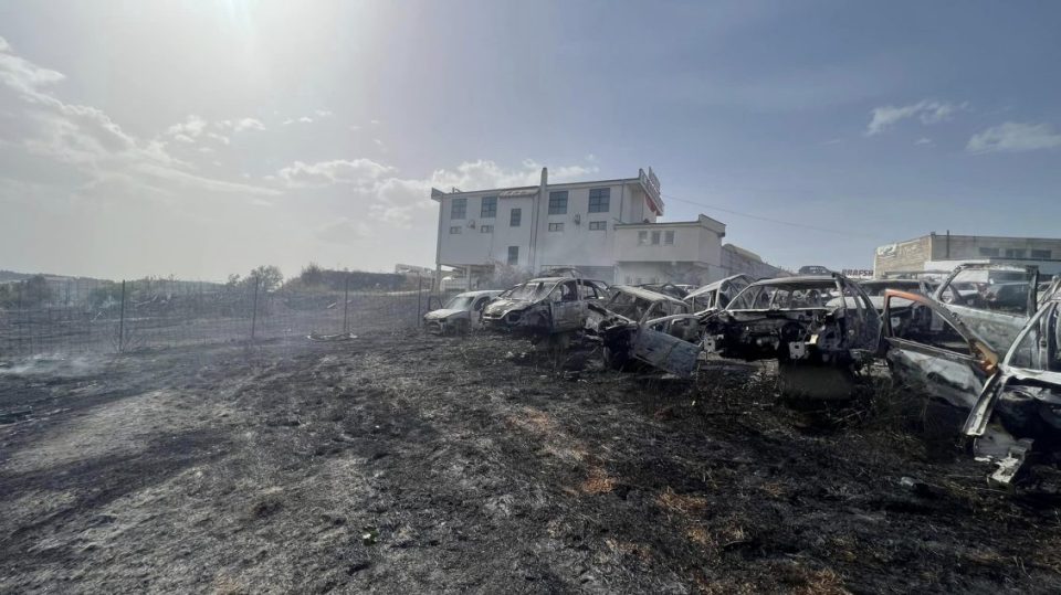 zjarr-ne-nje-autoservis-ne-duhel-te-suharekes,-digjen-disa-vetura