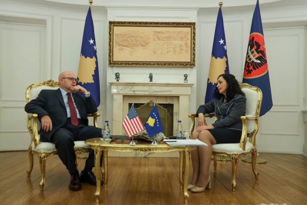 osmani-takoi-ambasadorin-amerikan:-shpresoj-te-kete-sanksione-per-serbine-pas-sulmit-ne-veri
