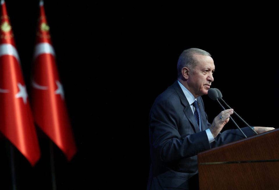 erdogan:-ne-po-dergojme-ndihma-humanitare-ne-gaza-ndersa-shba-dergon-aeroplanmbajtese-video