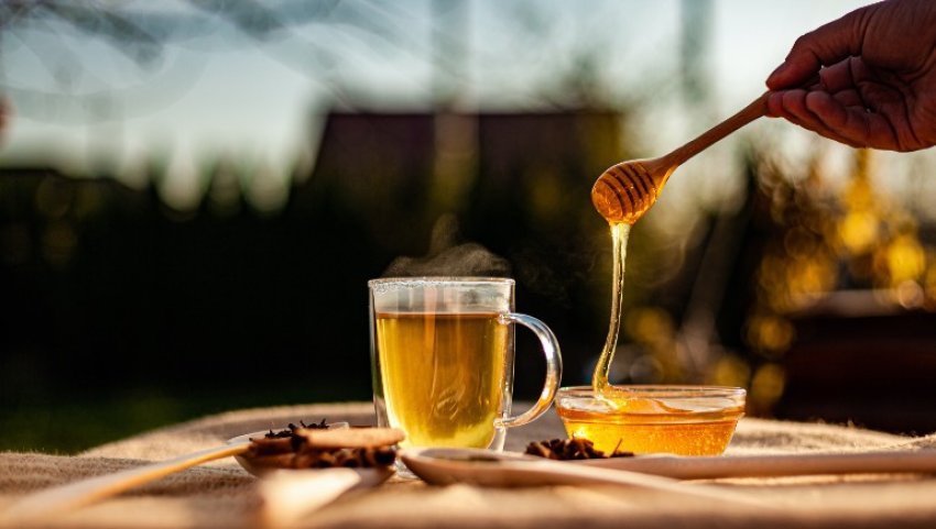 a-eshte-i-demshem-mjalti-me-uje-te-nxehte?-ja-si-eshte-e-verteta