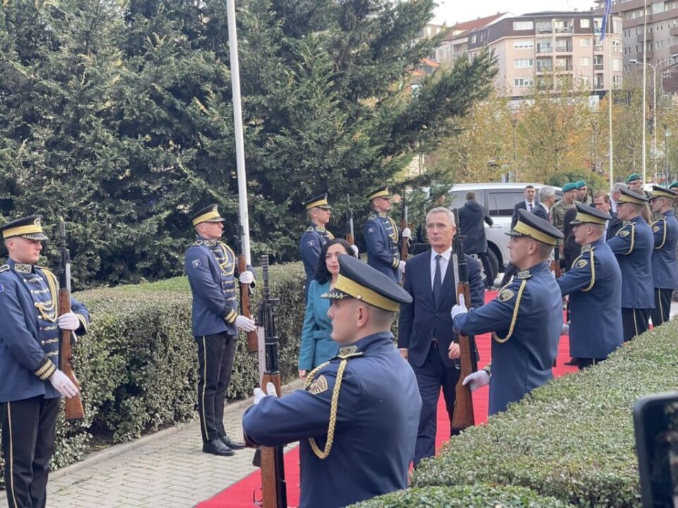 stoltenberg-arrin-ne-kosove,-takohet-me-osmanin