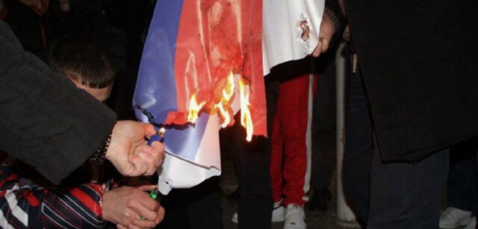 djegia-e-flamurit-serb-ne-tirane,-serbia-i-con-note-proteste-shqiperise