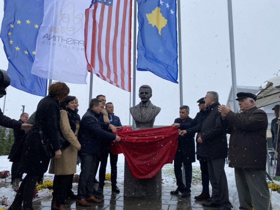 inaugurohet-busti-i-heroit-kombetar-hasan-prishtina-ne-kryeqytet,-behet-thirrje-per-me-shume-bashkepunim-ndermjet-shqiptareve