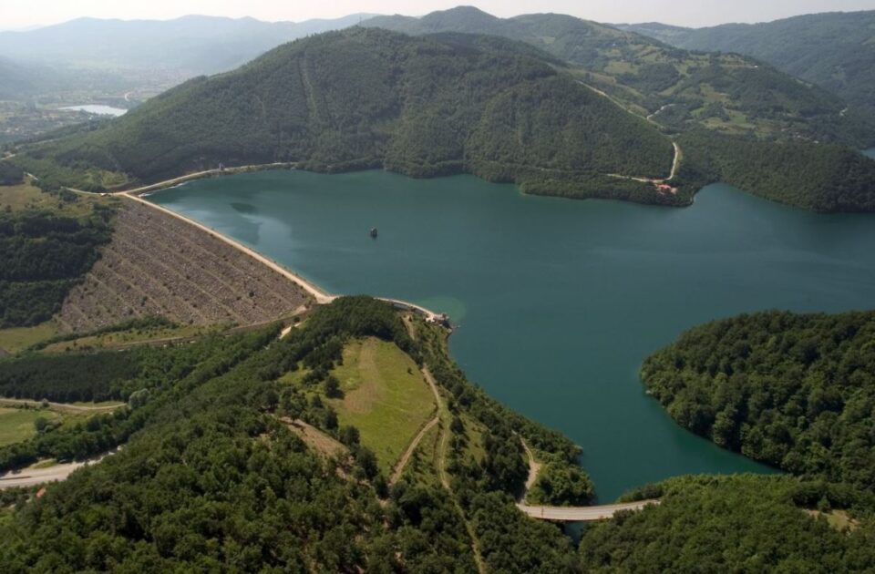 turbullohet-uji-ne-liqenin-e-ujmanit,-nisin-reduktimet-ne-kete-qytet-te-kosoves