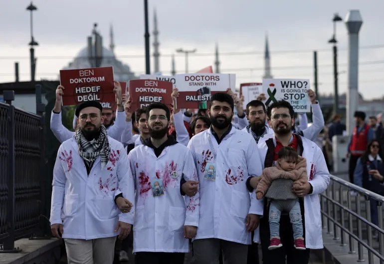 mjeket-turq-mbajne-marshim-te-heshtur-ne-solidaritet-me-gazen