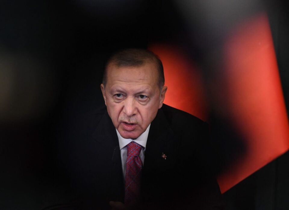 erdogan:-te-gjitha-vlerat-qe-kane-te-bejne-me-njerezimin-po-vriten